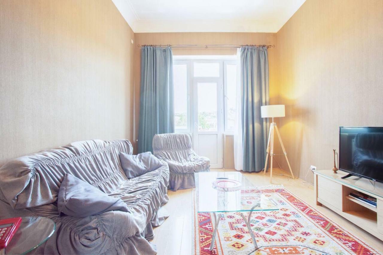 Wehost Apartment On A Colorful Street 트빌리시 외부 사진