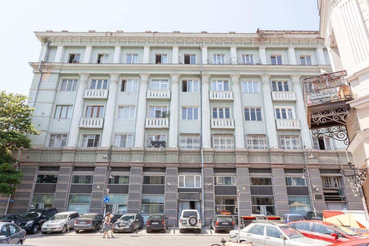Wehost Apartment On A Colorful Street 트빌리시 외부 사진